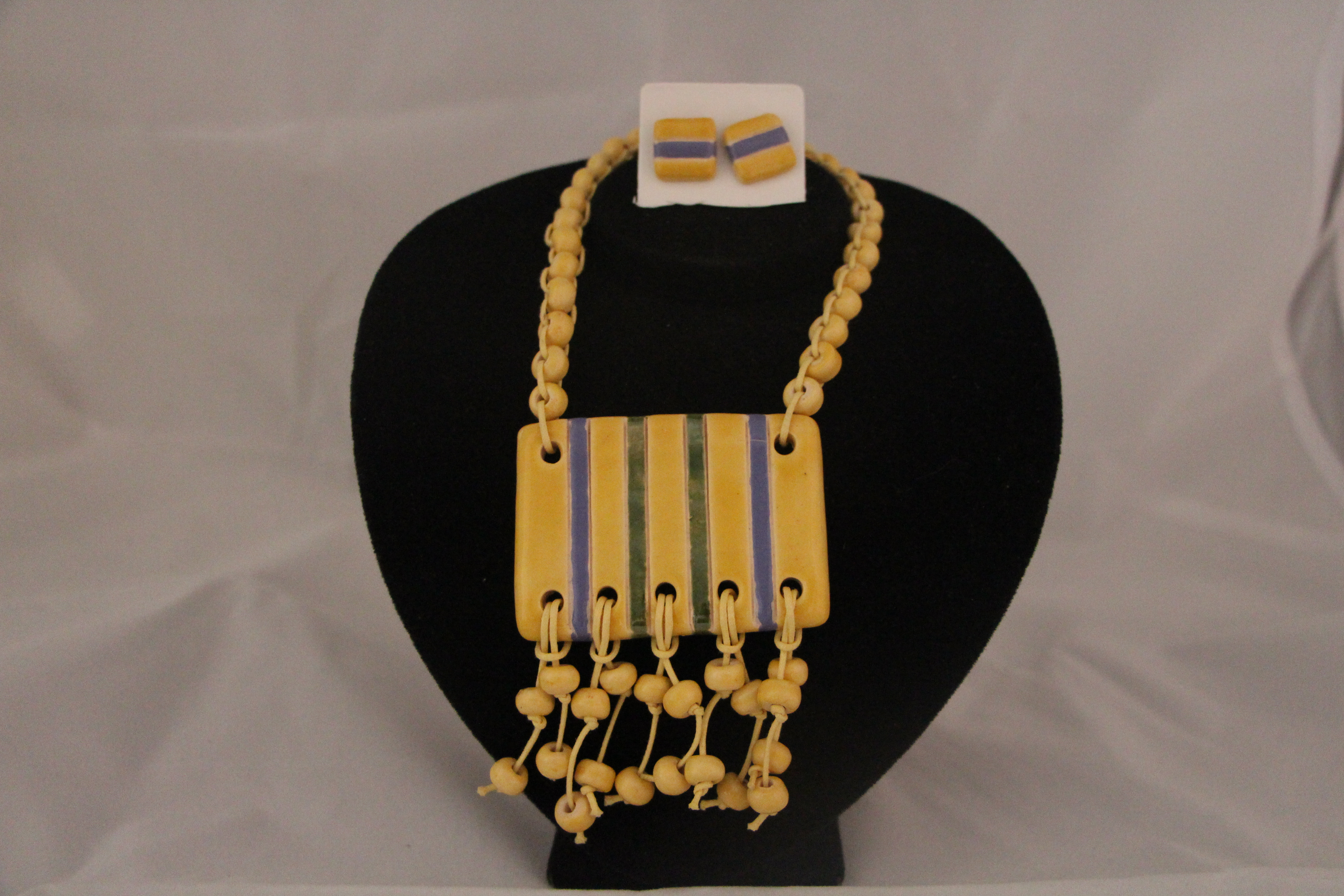 Colar de placa de cerâmica amarelo claro, verde, azul royal.