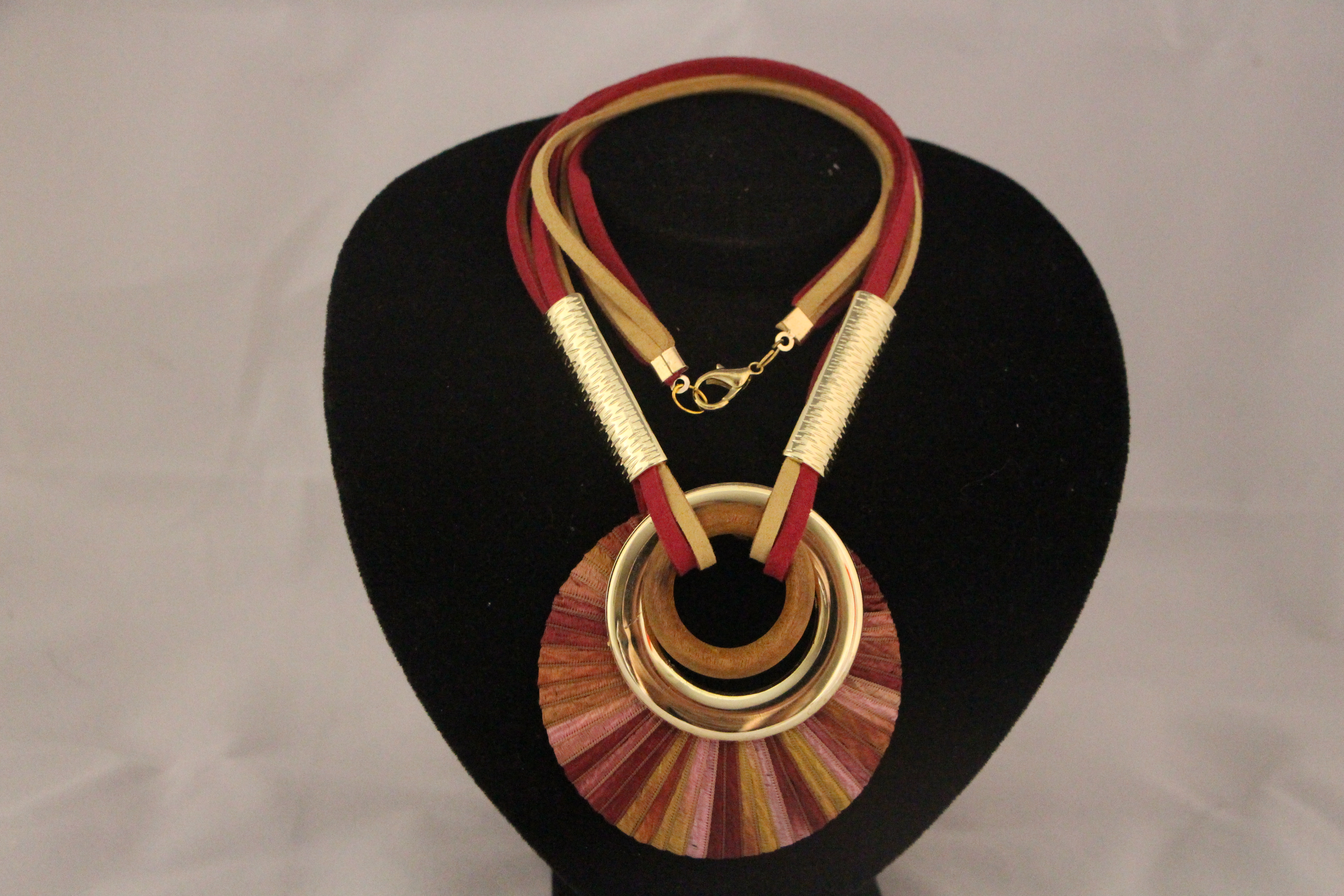 Colar mandala manchado de rosa claro com rosa escuro e dourado.